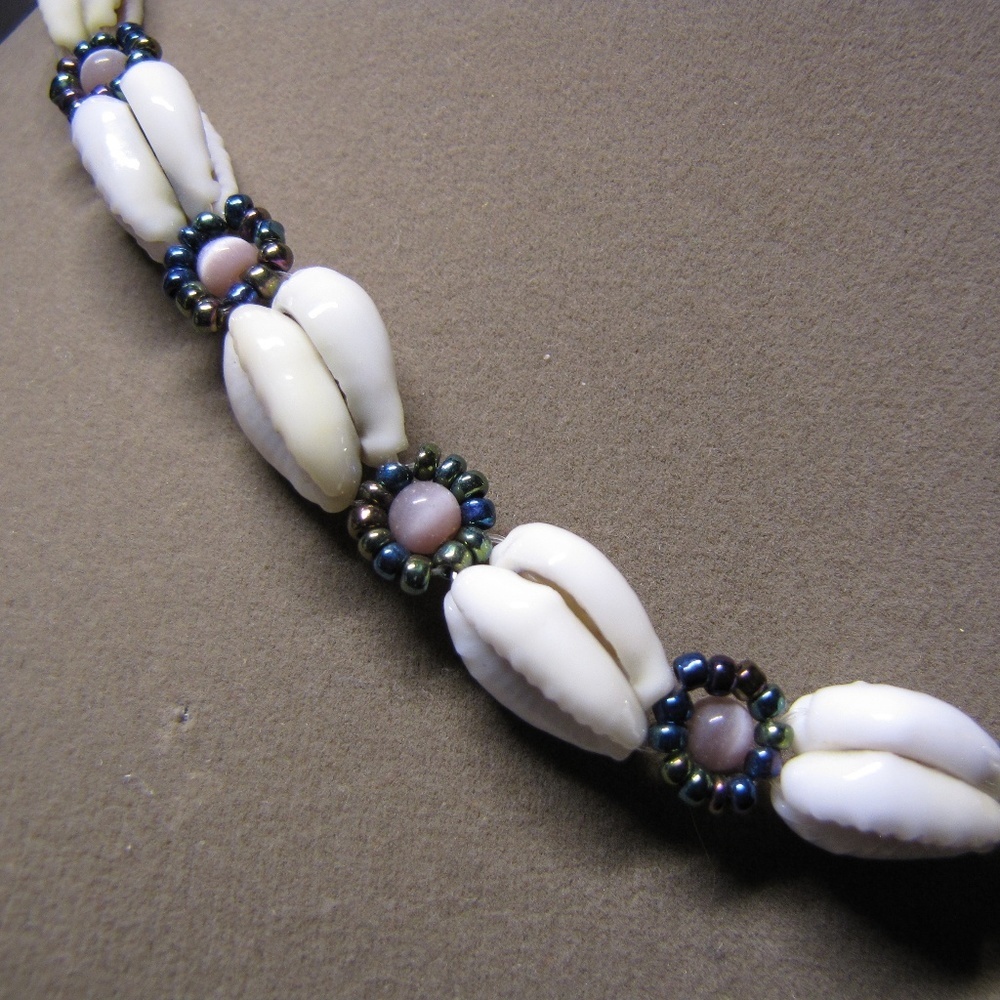 Bead and Seashell Choker Necklace 16"